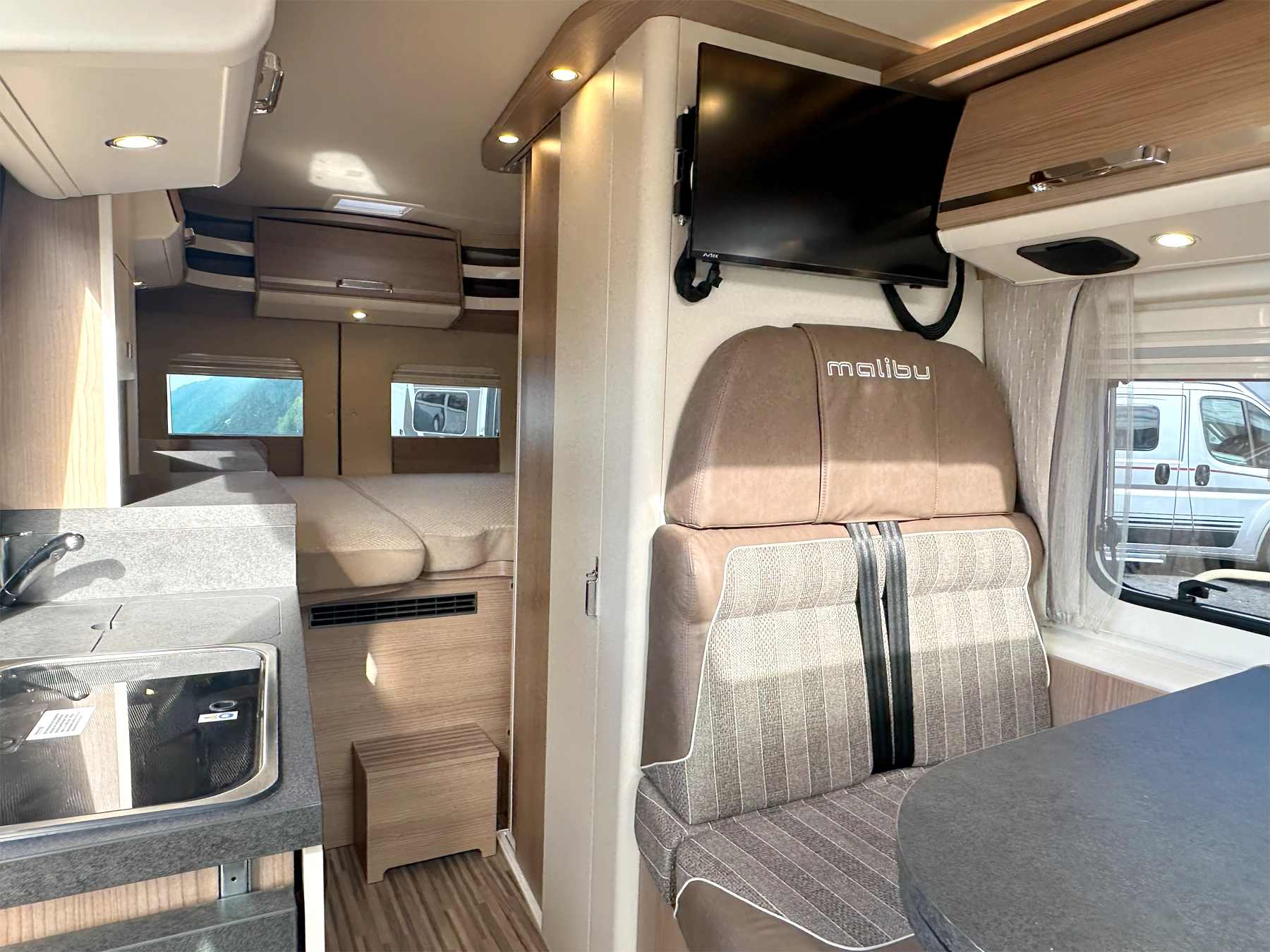 Malibu Diversity 600 DB K GT Skyview Pop Top Campervan 7912 - Interior