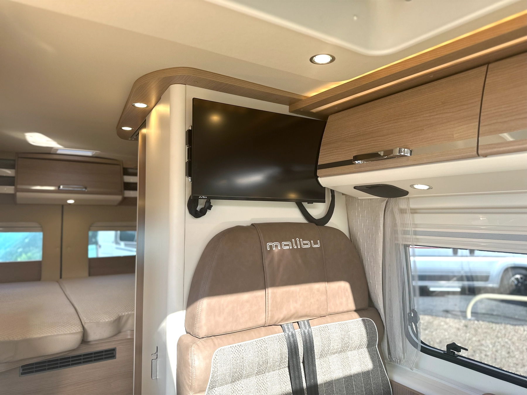 Malibu Diversity 600 DB K GT Skyview Pop Top Campervan 7912 - Lounge TV