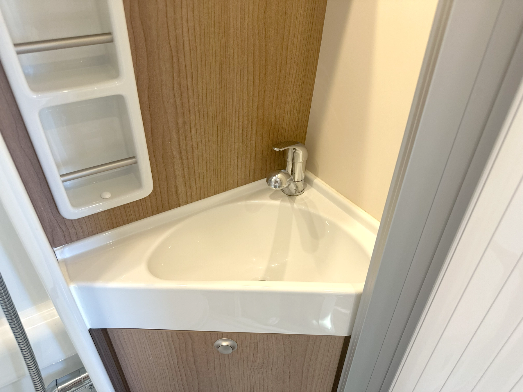 Malibu Diversity 600 DB K GT Skyview Pop Top Campervan 7912 - Washroom Sink