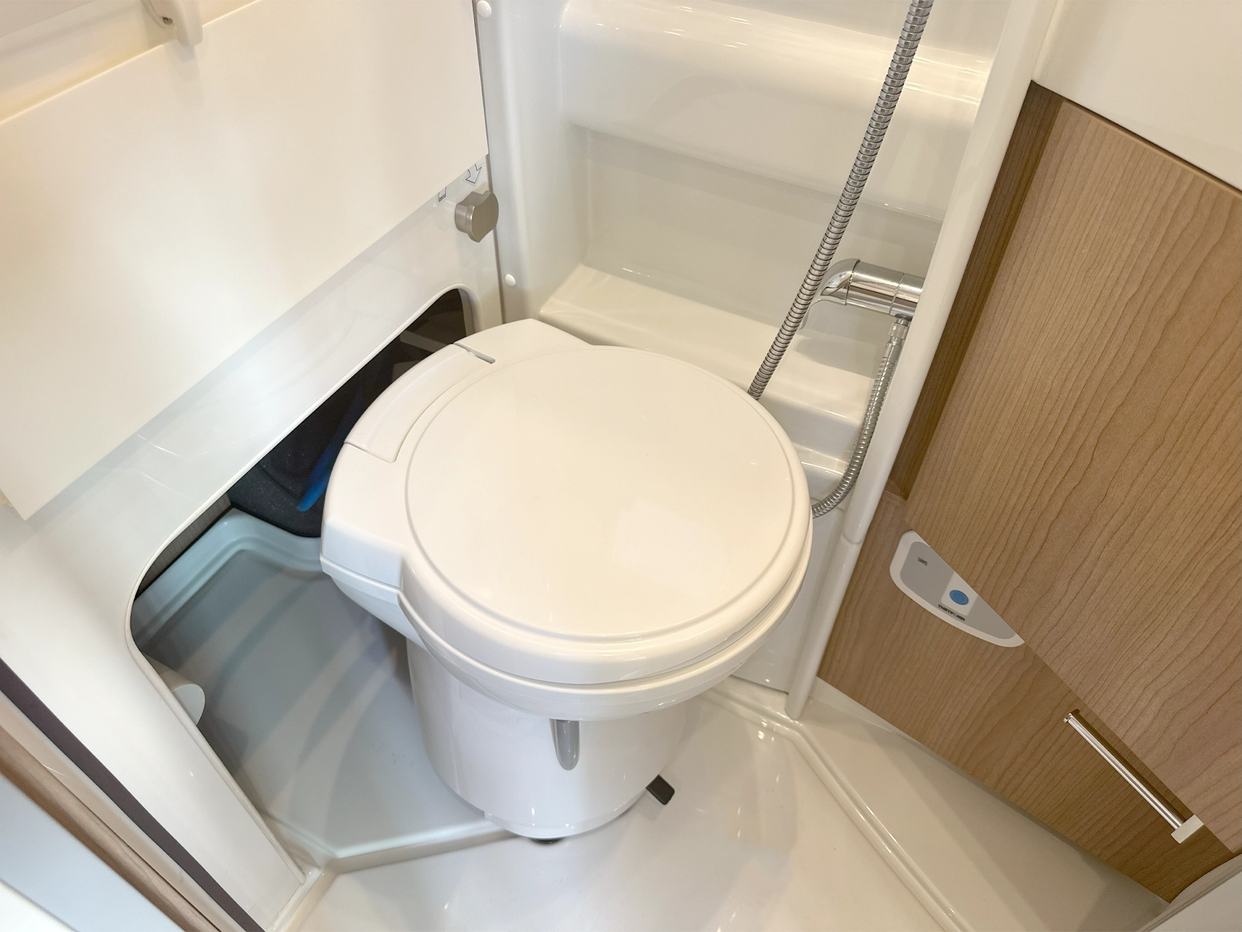 Malibu Diversity 600 DB K GT Skyview Pop Top Campervan 7912 - Washroom Toilet