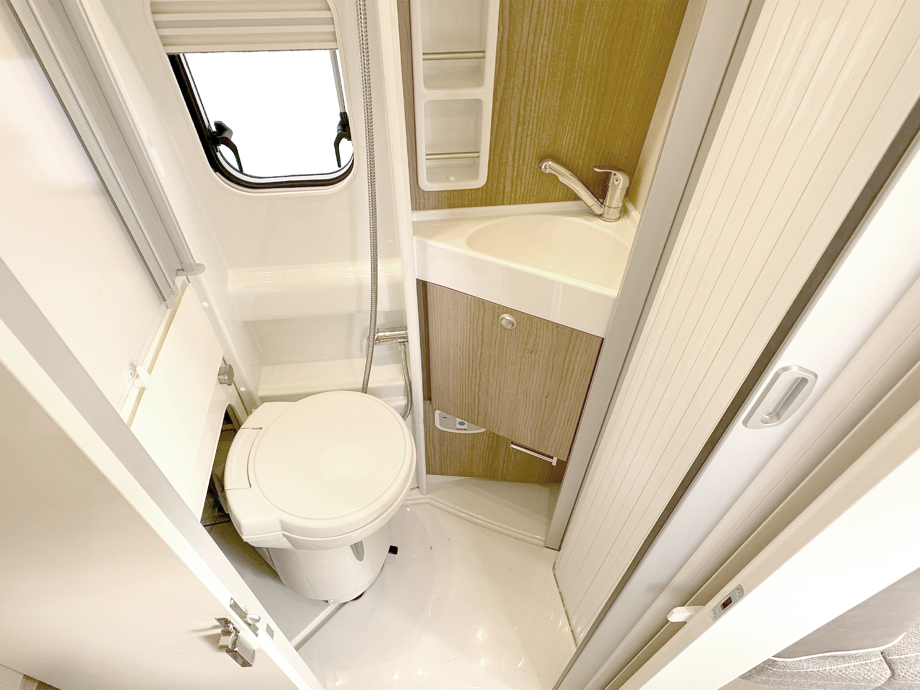 Malibu Diversity 600 DB K GT Skyview Pop Top Campervan 7912 - Washroom