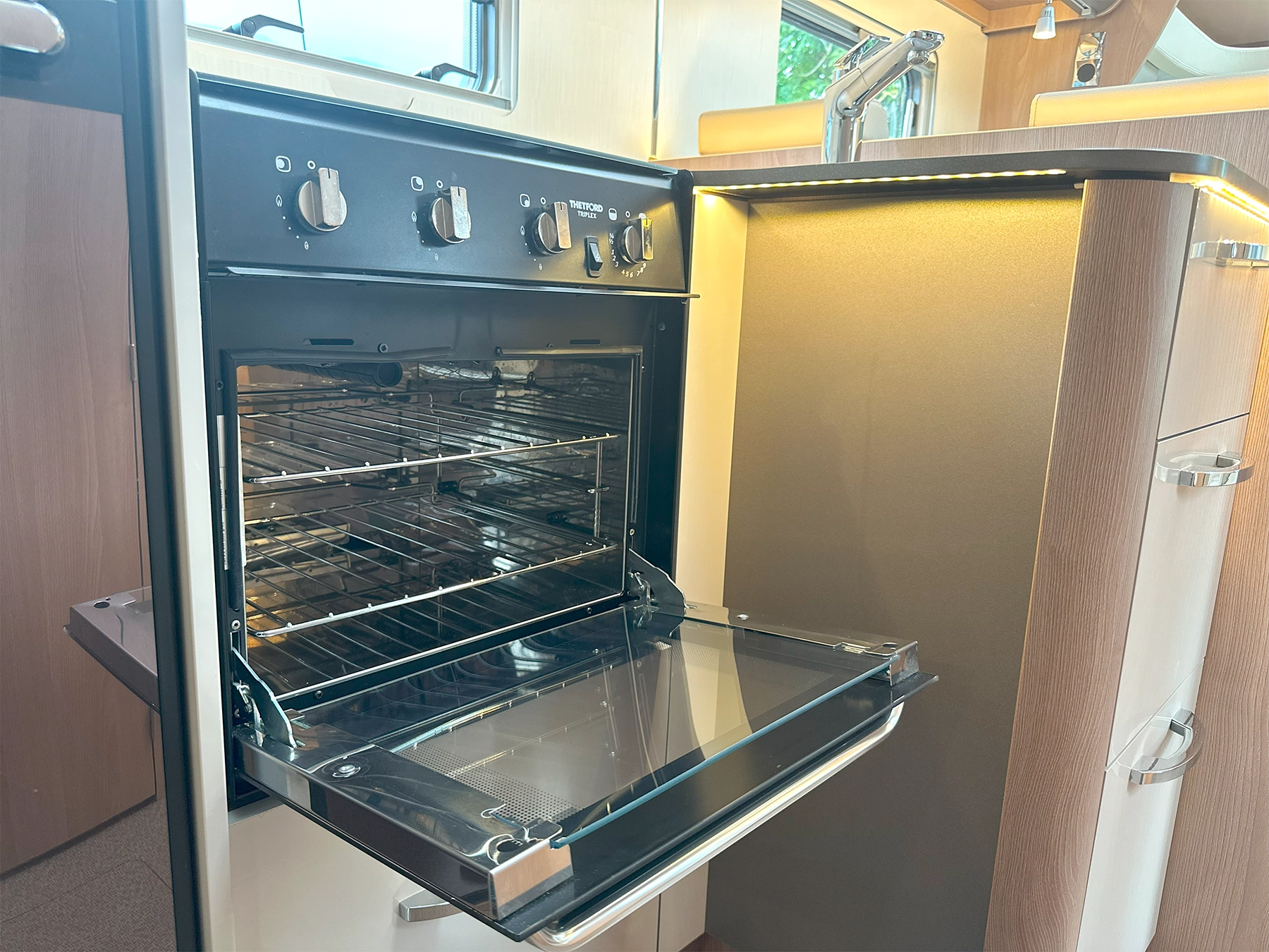 Burstner Lyseo TD 745 Harmony Line Motorhome Thetford Oven