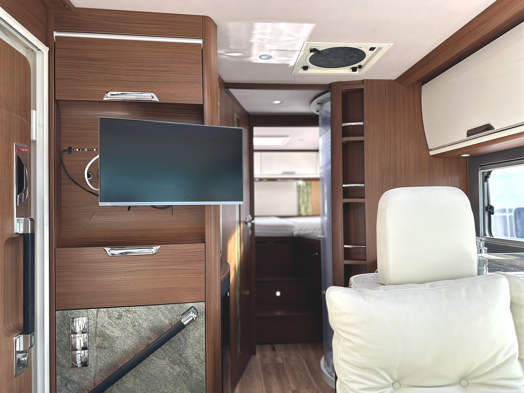 Niesmann Arto 77e TV in Lounge
