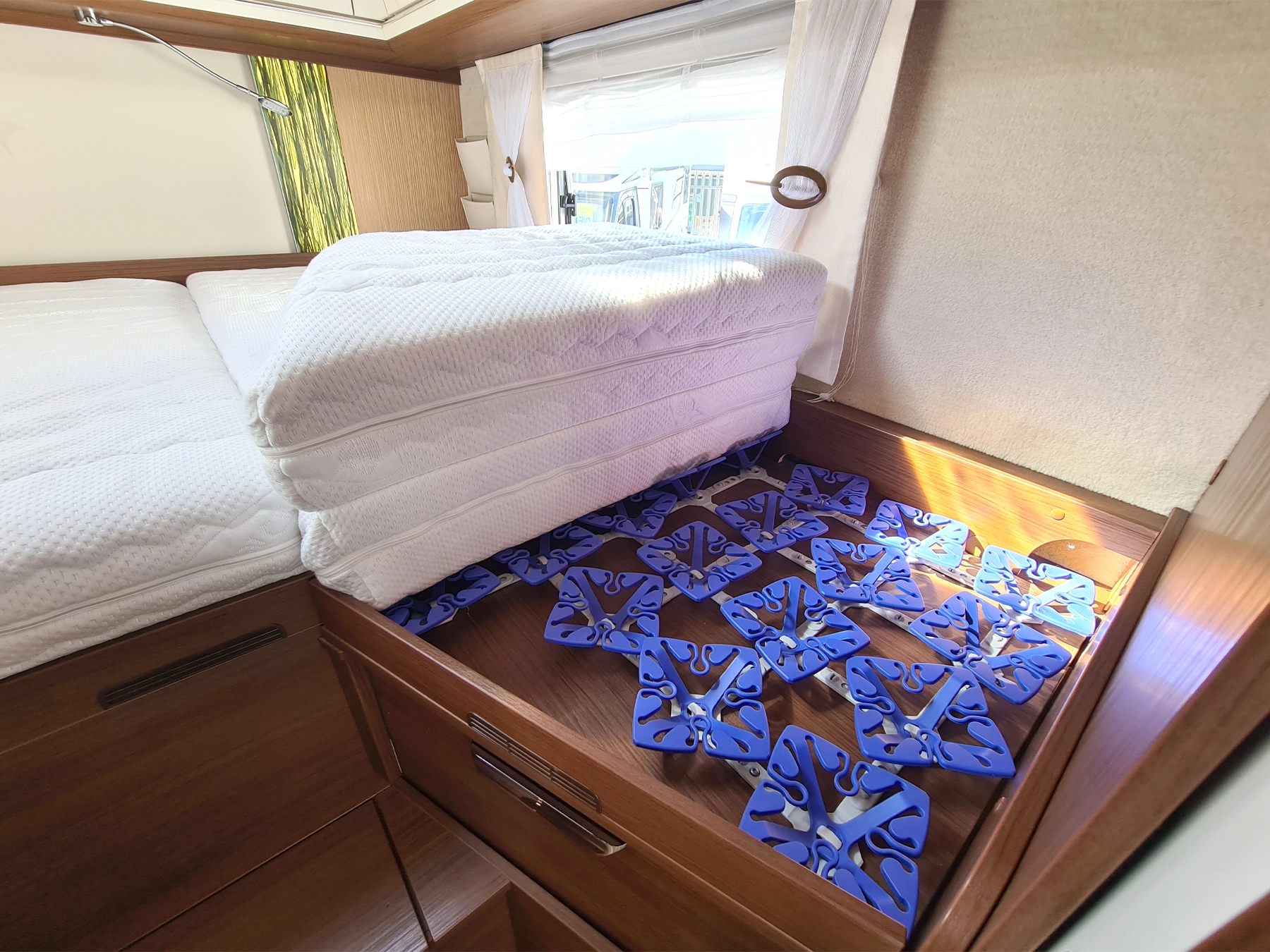 Niesman Arto 77e Used Motorhome 9389 - Bedroom Bed Base