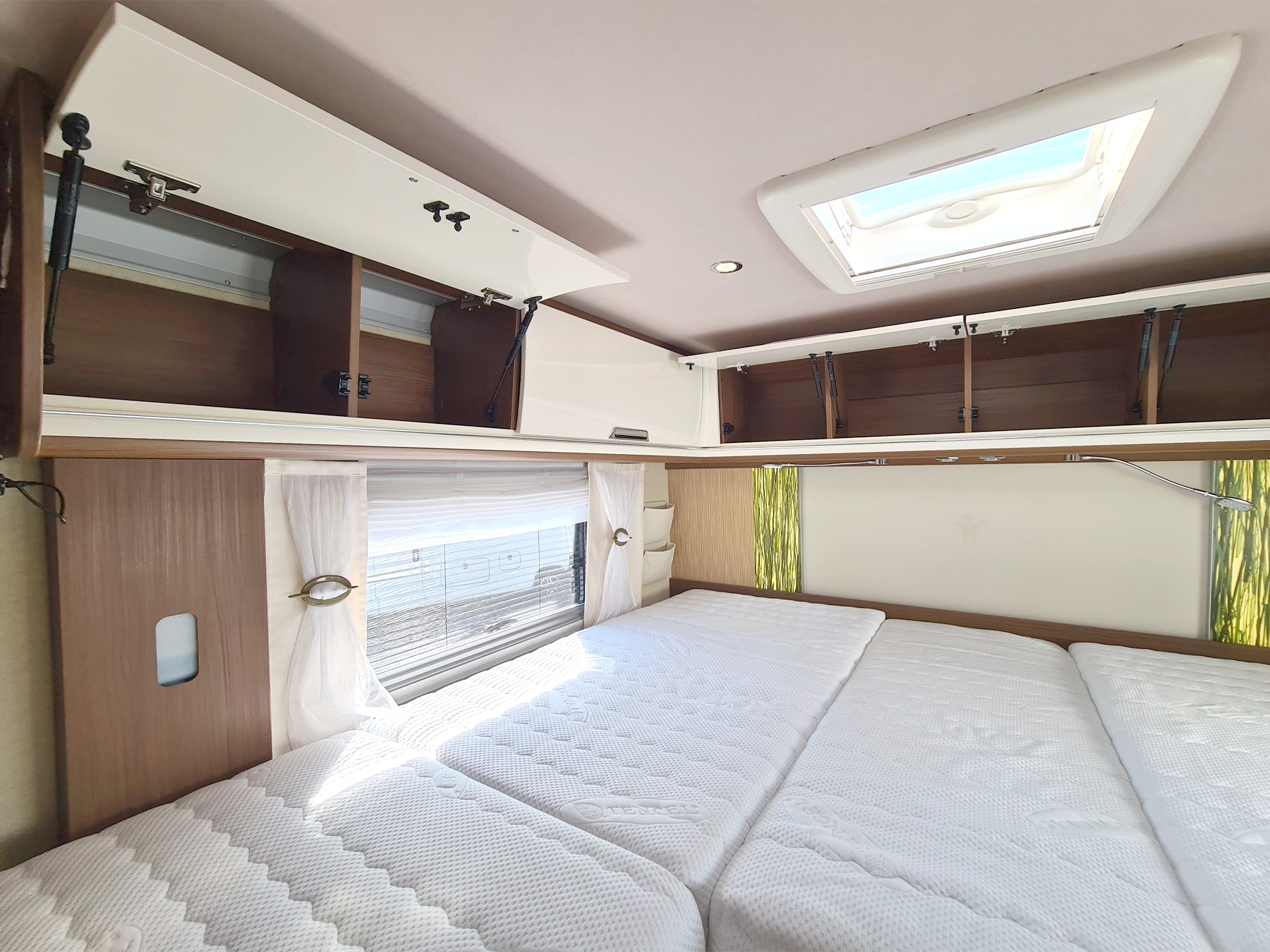 Niesman Arto 77e Used Motorhome 9389 - Bedroom Overhead Storage