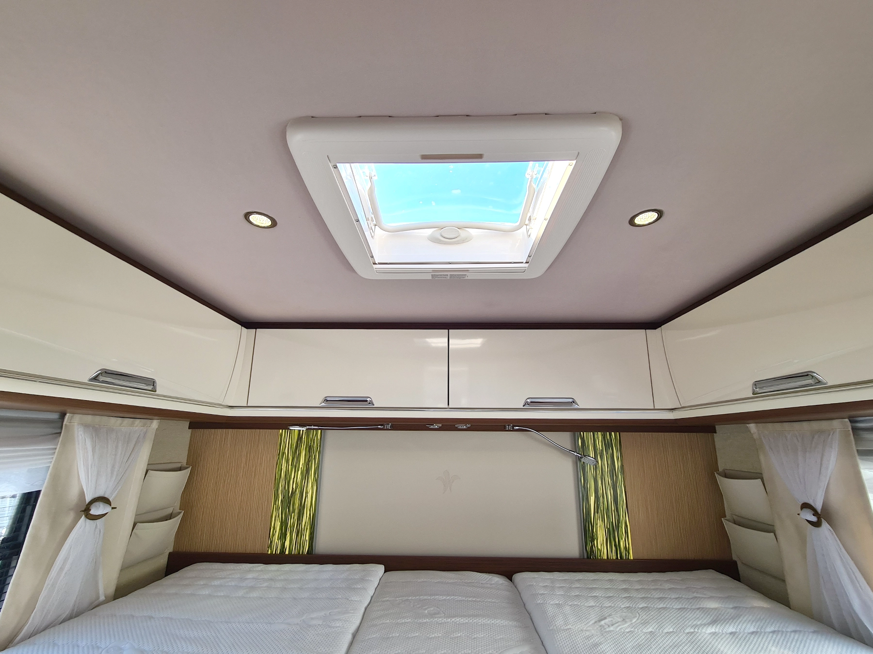 Niesman Arto 77e Used Motorhome 9389 - Bedroom Skylight