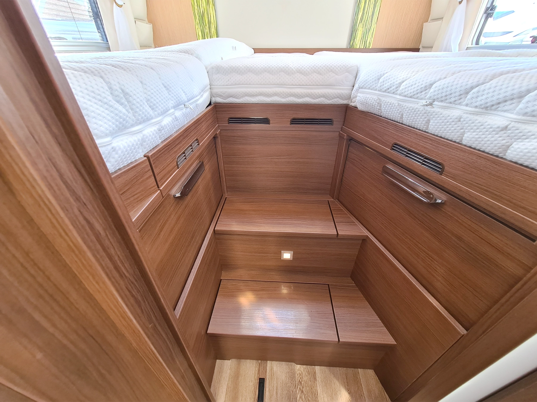 Niesman Arto 77e Used Motorhome 9389 - Bedroom Steps
