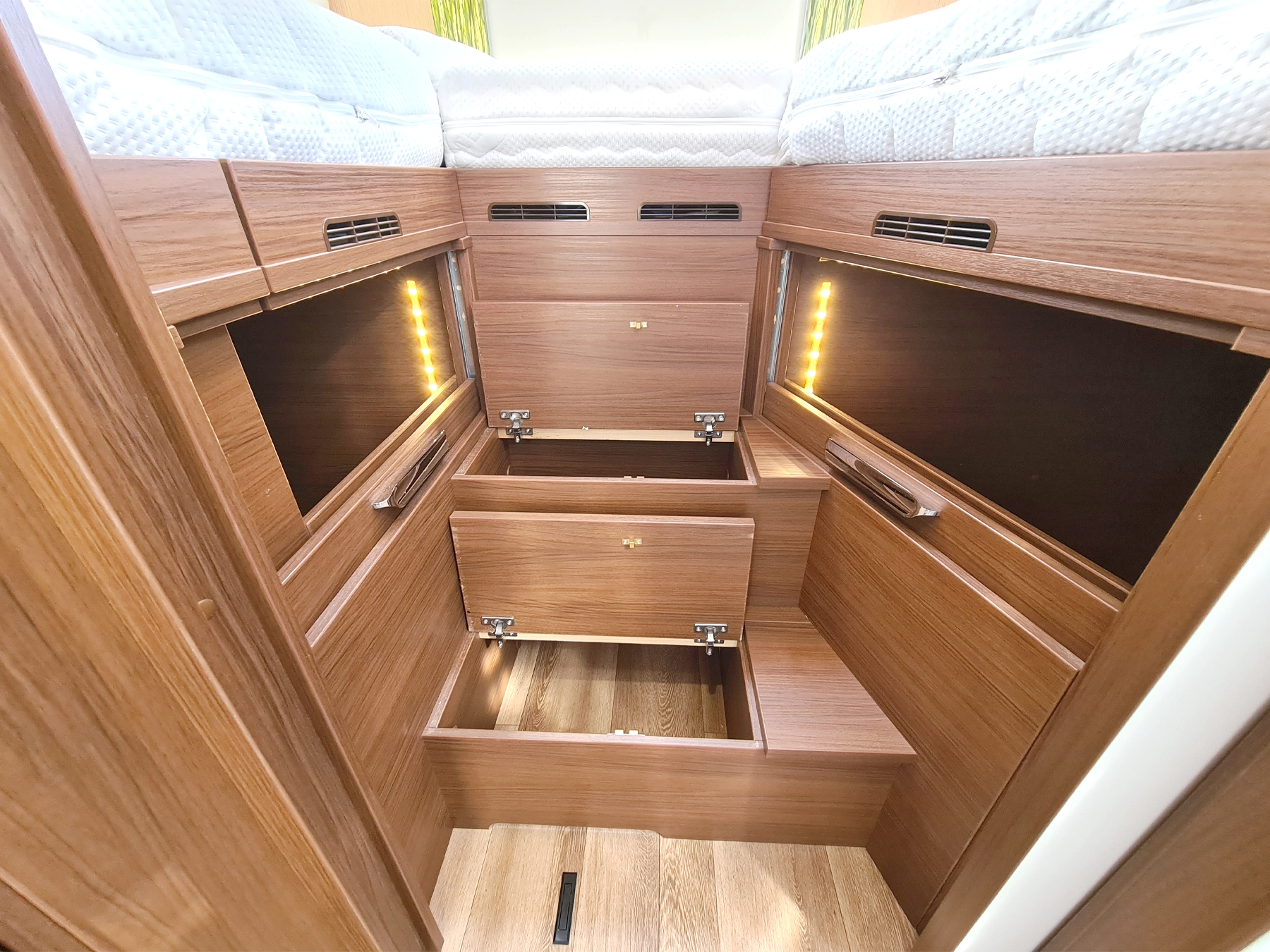 Niesman Arto 77e Used Motorhome 9389 - Bedroom Storage