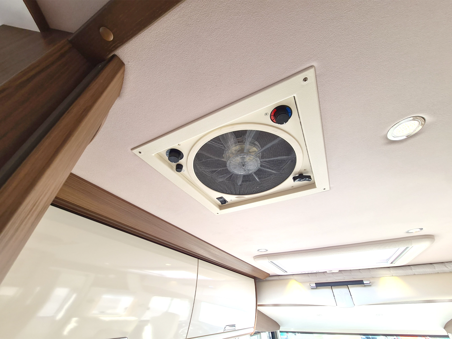 Niesman Arto 77e Used Motorhome 9389 - Kitchen Fan