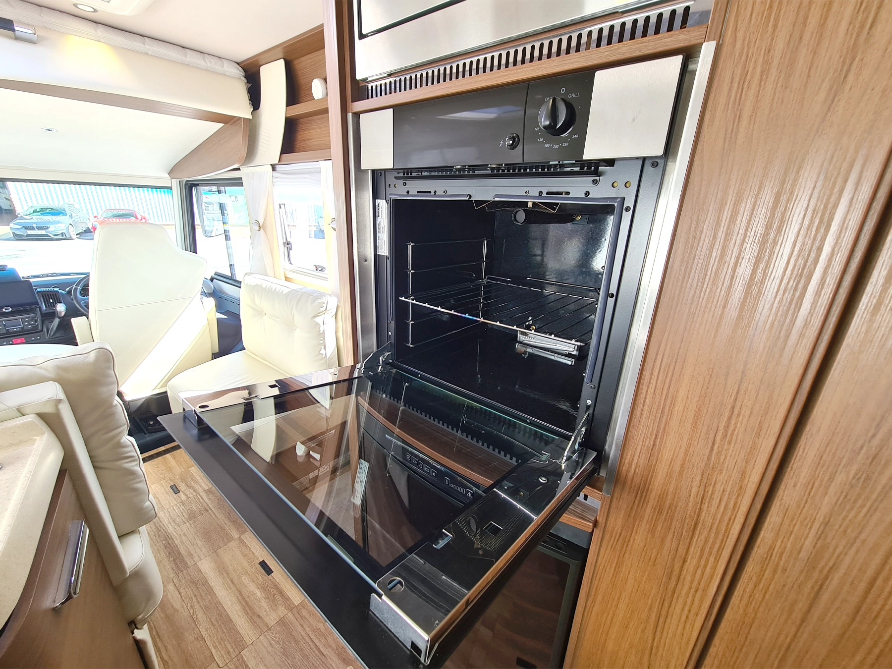Niesman Arto 77e Used Motorhome 9389 - Kitchen Oven Detail