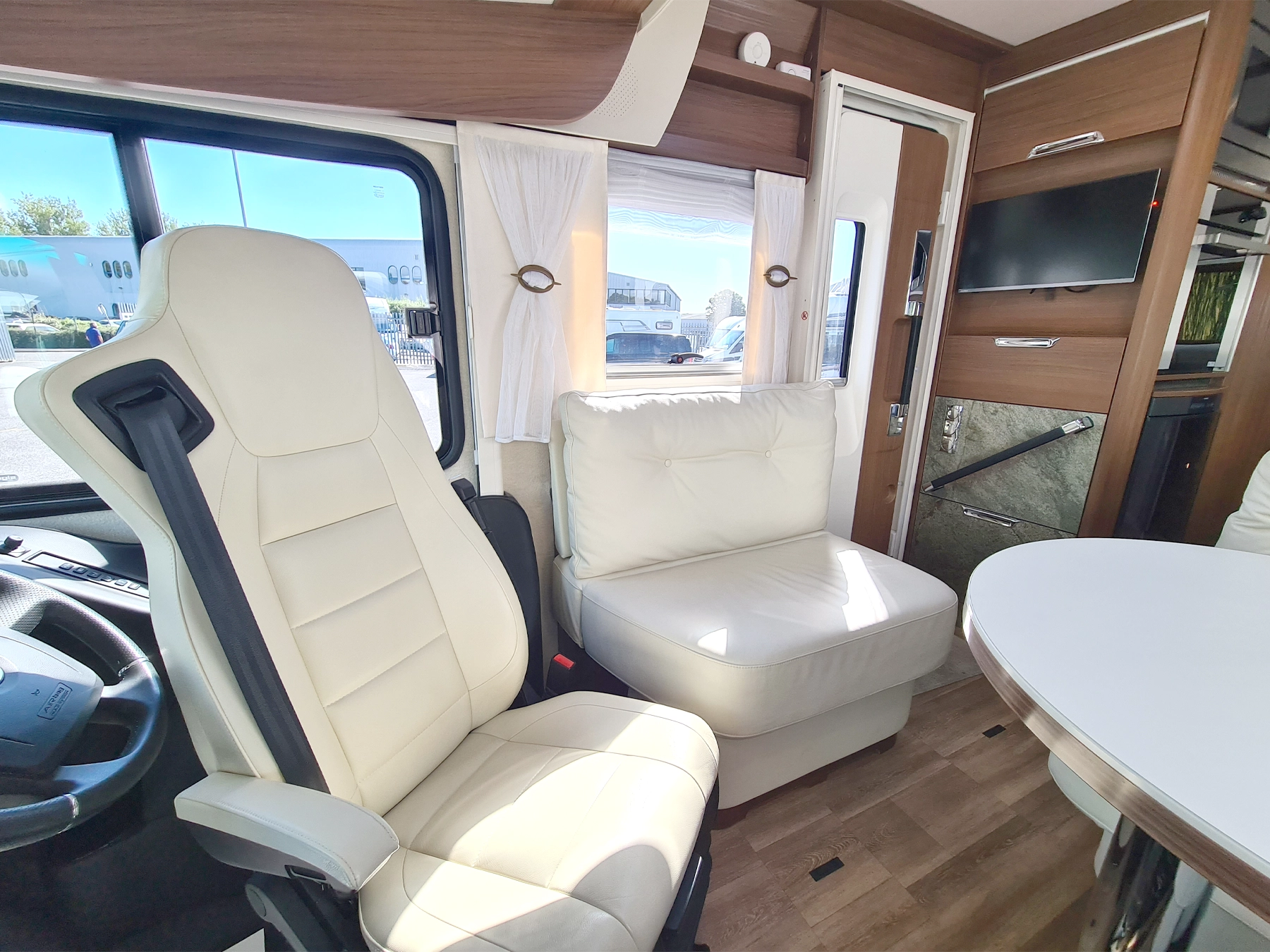 Niesman Arto 77e Used Motorhome 9389 - Lounge Side Bench