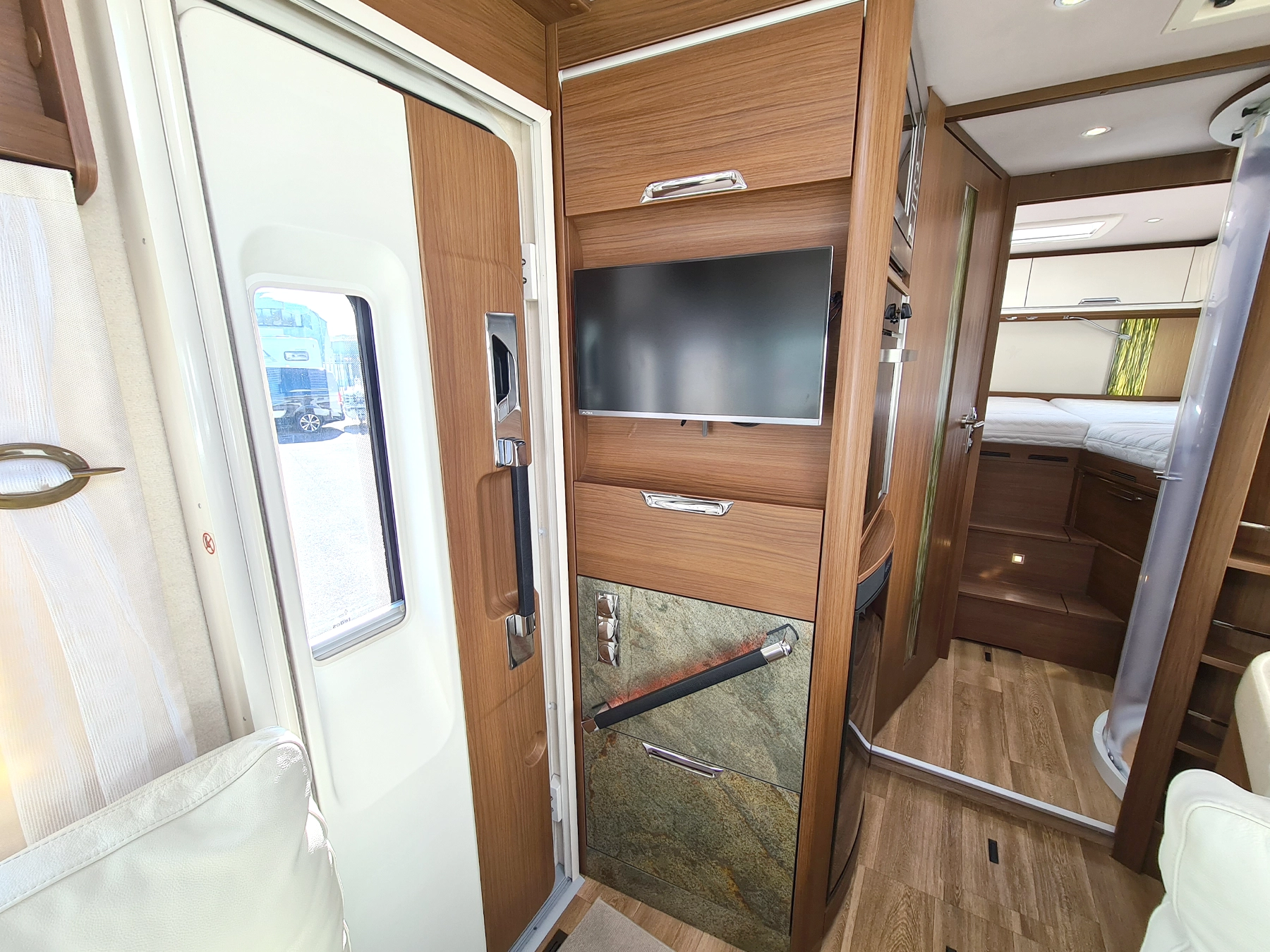 Niesman Arto 77e Used Motorhome 9389 - Lounge TV