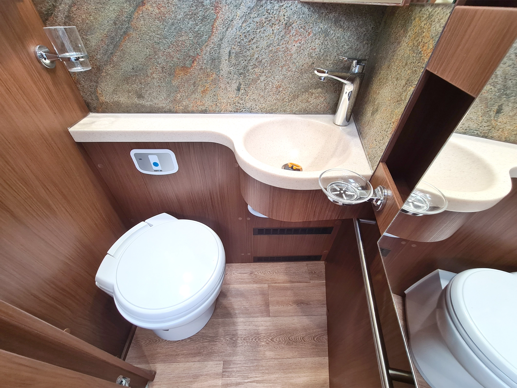 Niesman Arto 77e Used Motorhome 9389 - Washroom In