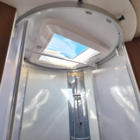 Niesman Arto 77e Used Motorhome 9389 - Washroom Shower Skylight