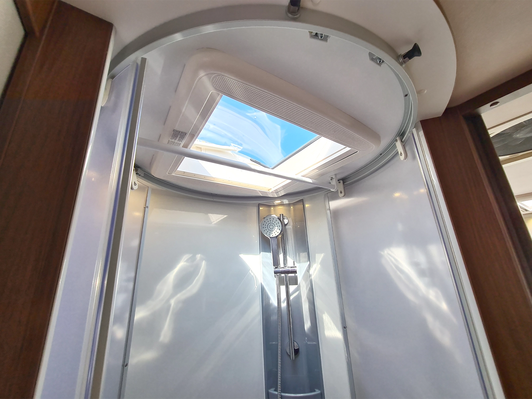 Niesman Arto 77e Used Motorhome 9389 - Washroom Shower Skylight