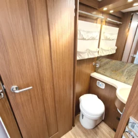 Niesman Arto 77e Used Motorhome 9389 - Washroom Toilet
