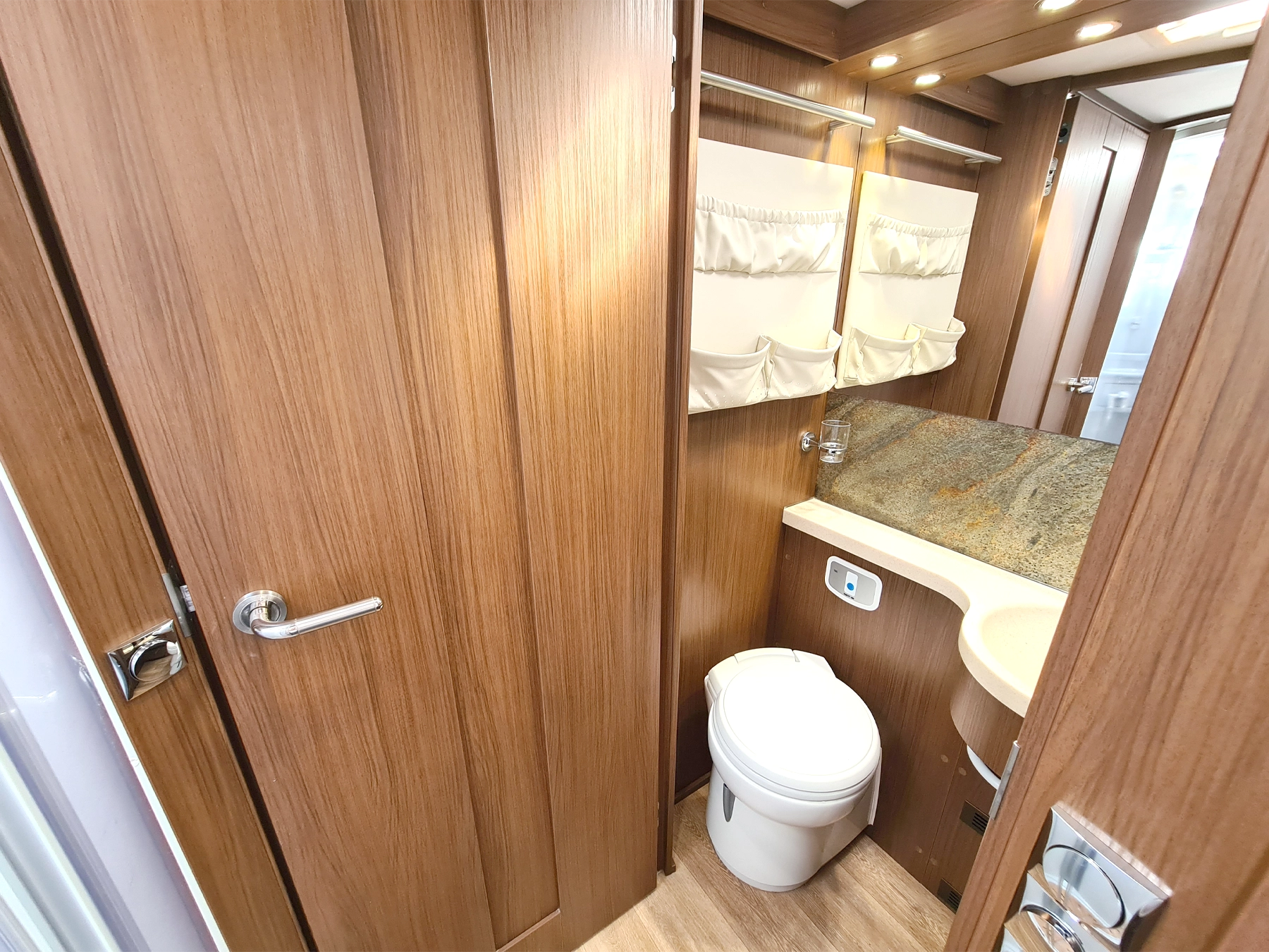 Niesman Arto 77e Used Motorhome 9389 - Washroom Toilet