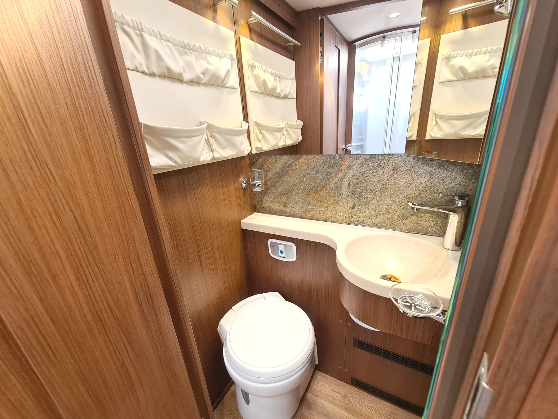 Niesman Arto 77e Used Motorhome 9389 - Washroom