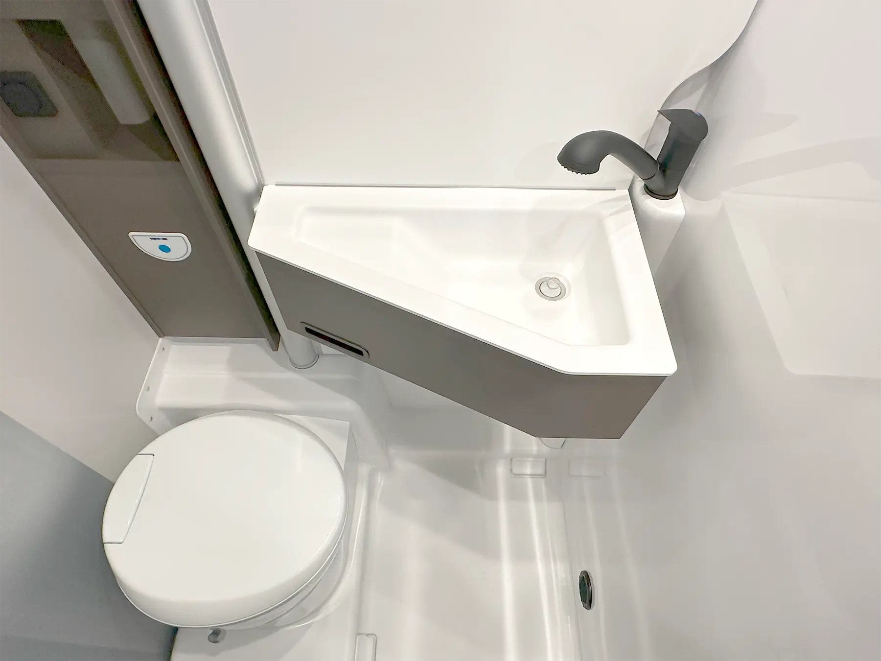Burstner B66 600 C Pop-Top B66 Bathroom