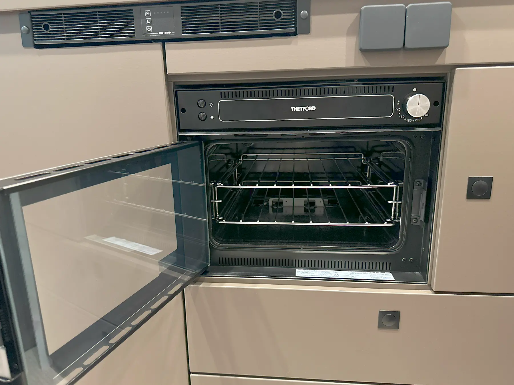 B66 600 C Pop-Top B66 Thetford Oven
