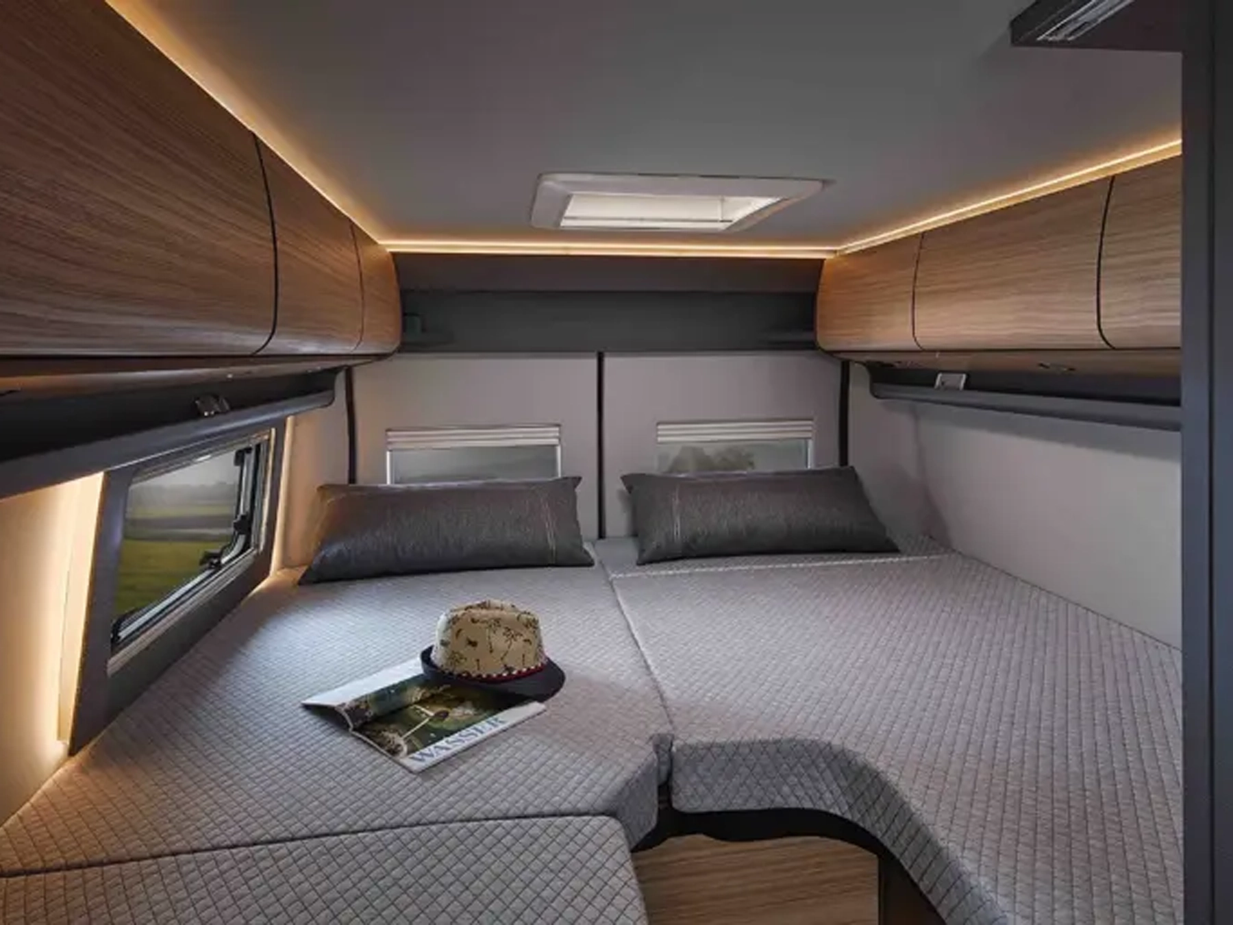 Malibu Diversity 640 GT Skyview Charming Campervan - Bed
