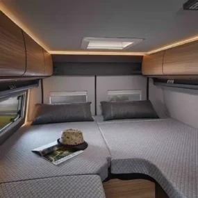 Malibu First Class Two Rooms 640 GT Skyview Charming Campervan - Bed