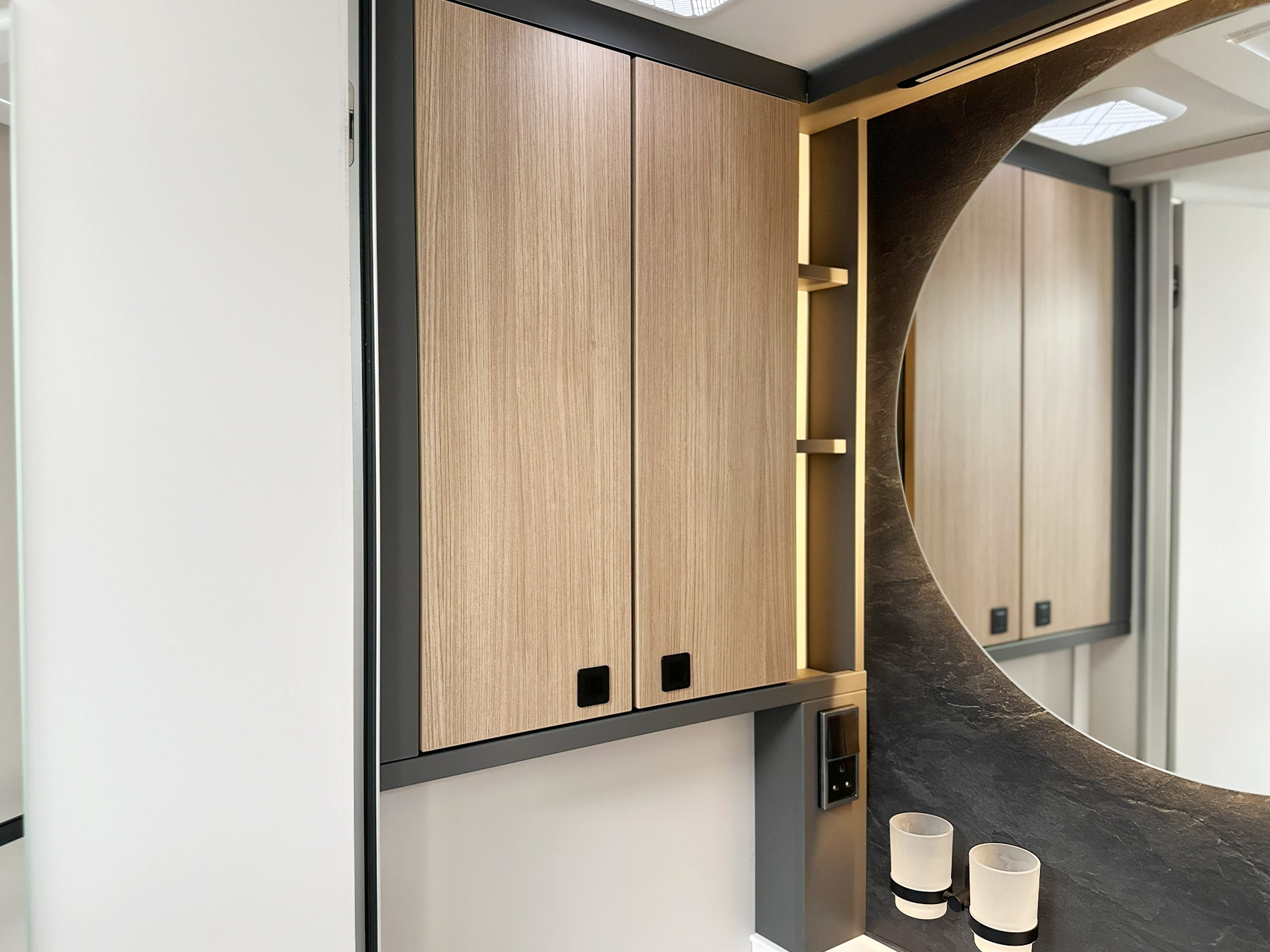 Hymer B-MC T 680 Bathroom Cabinet