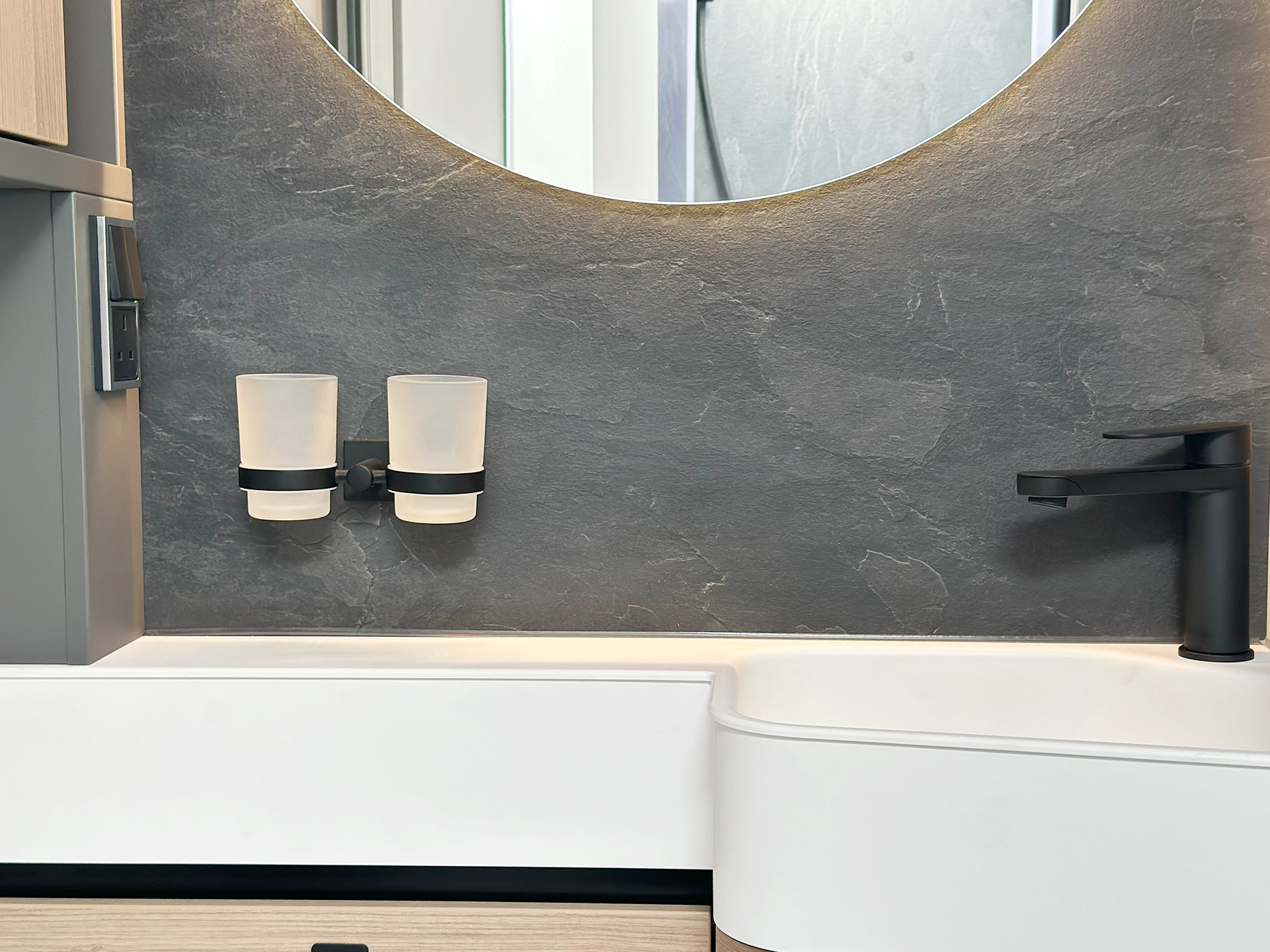 Hymer B-MC T 680 Bathroom Worktop