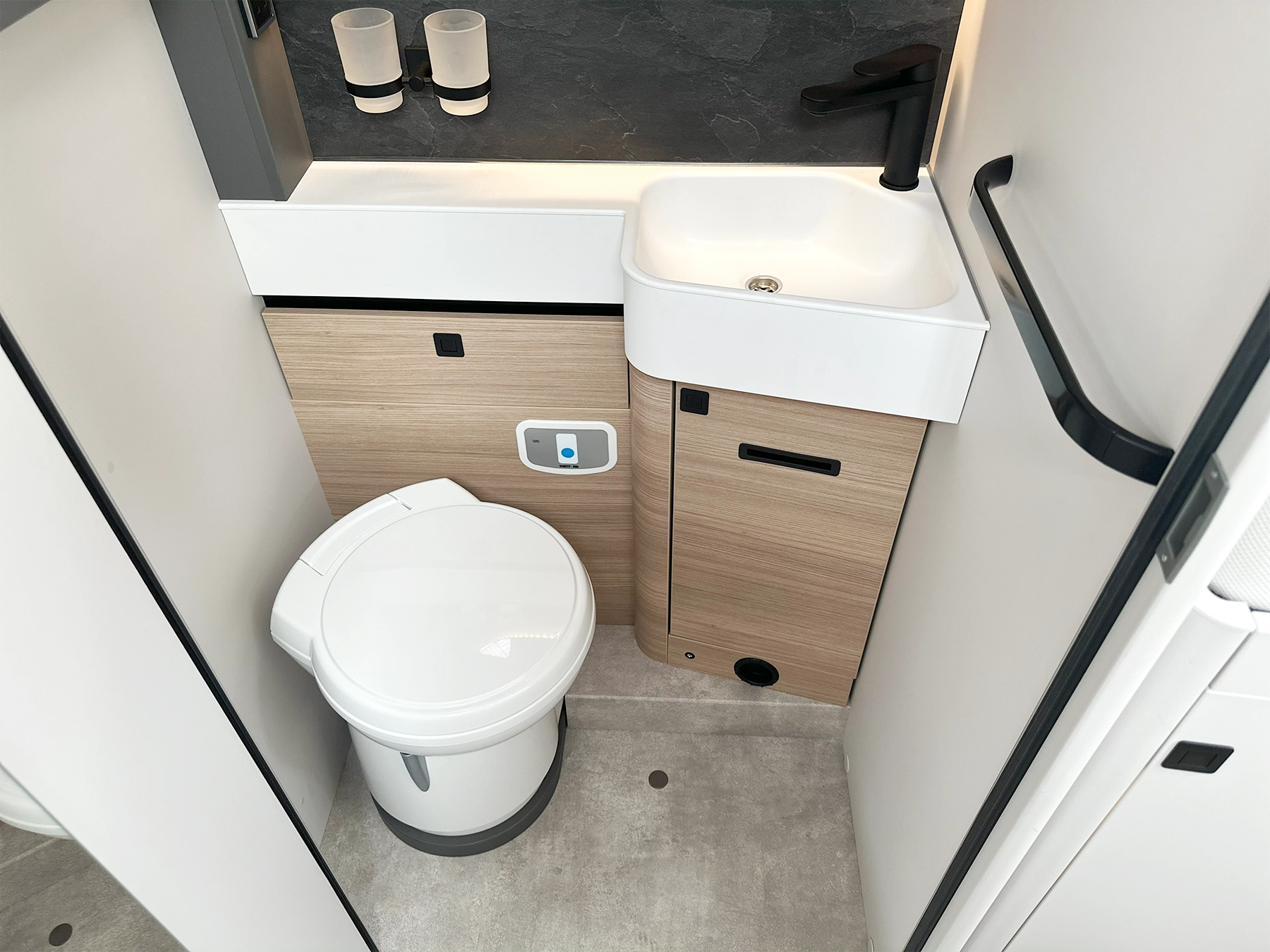 Hymer B-MC T 680 Bathroom