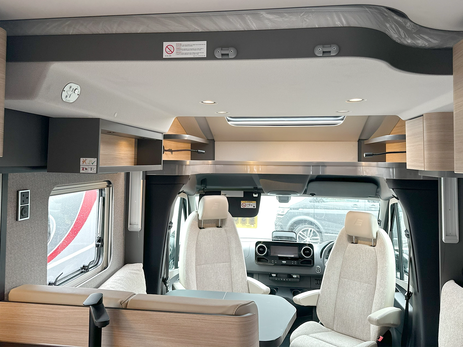 Hymer B-MC T 680 Dropdown bed