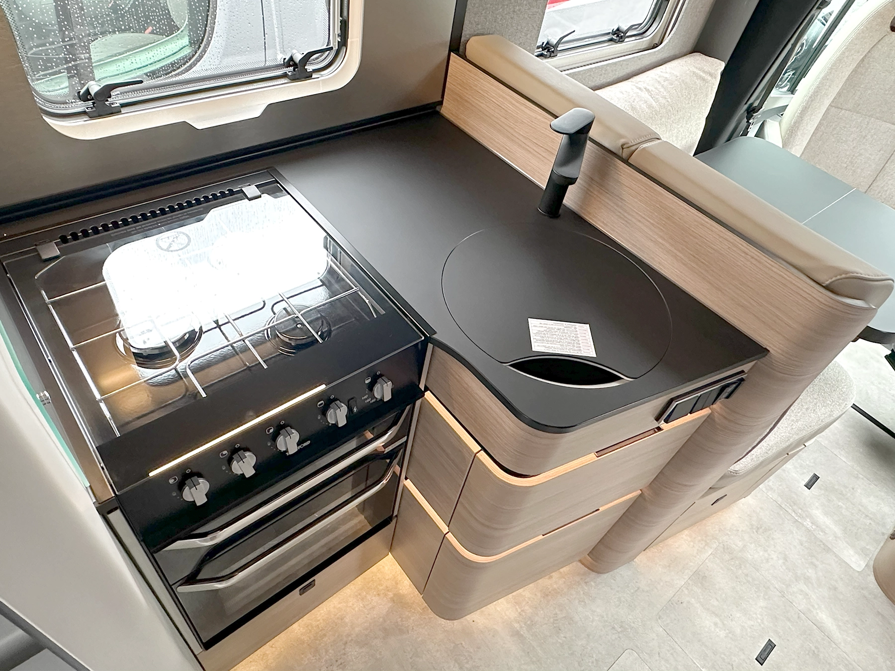 Hymer B-MC T 680 Kitchen
