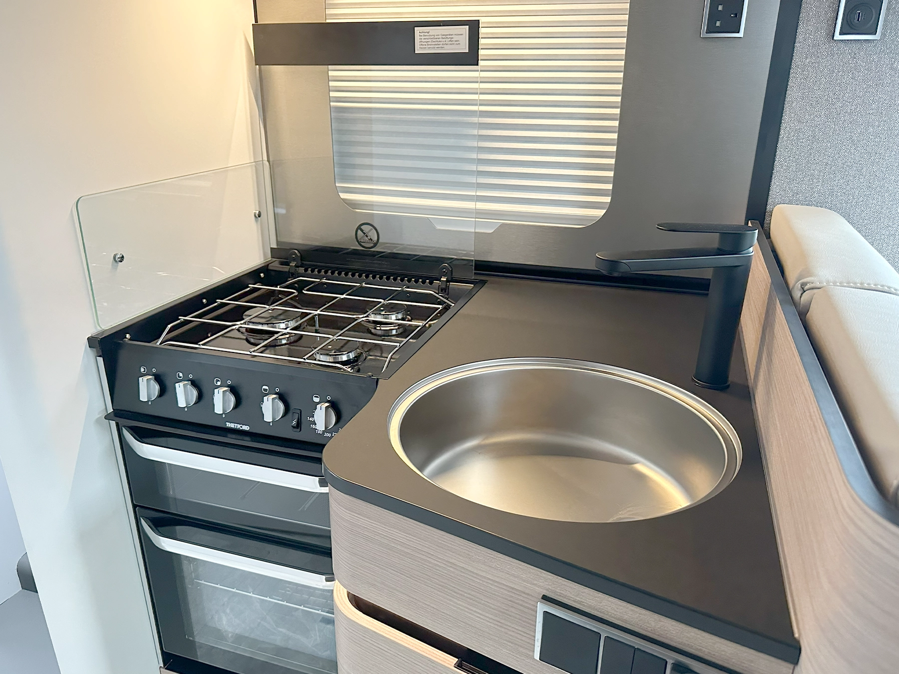 Hymer B-MC T 680 Kitchen Worktop Sink & Hob