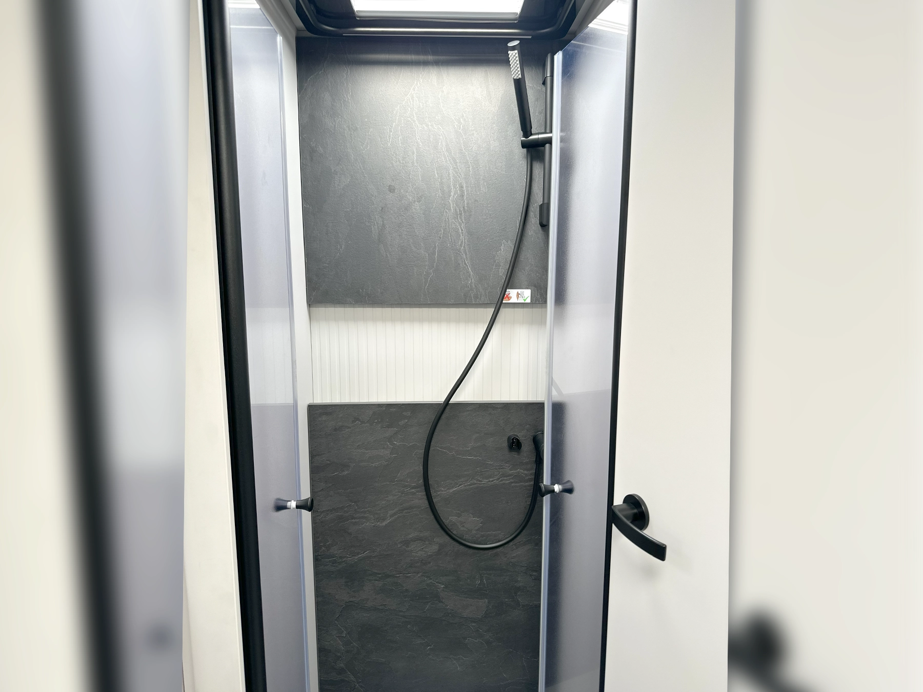 Hymer B-MC T 680 Shower