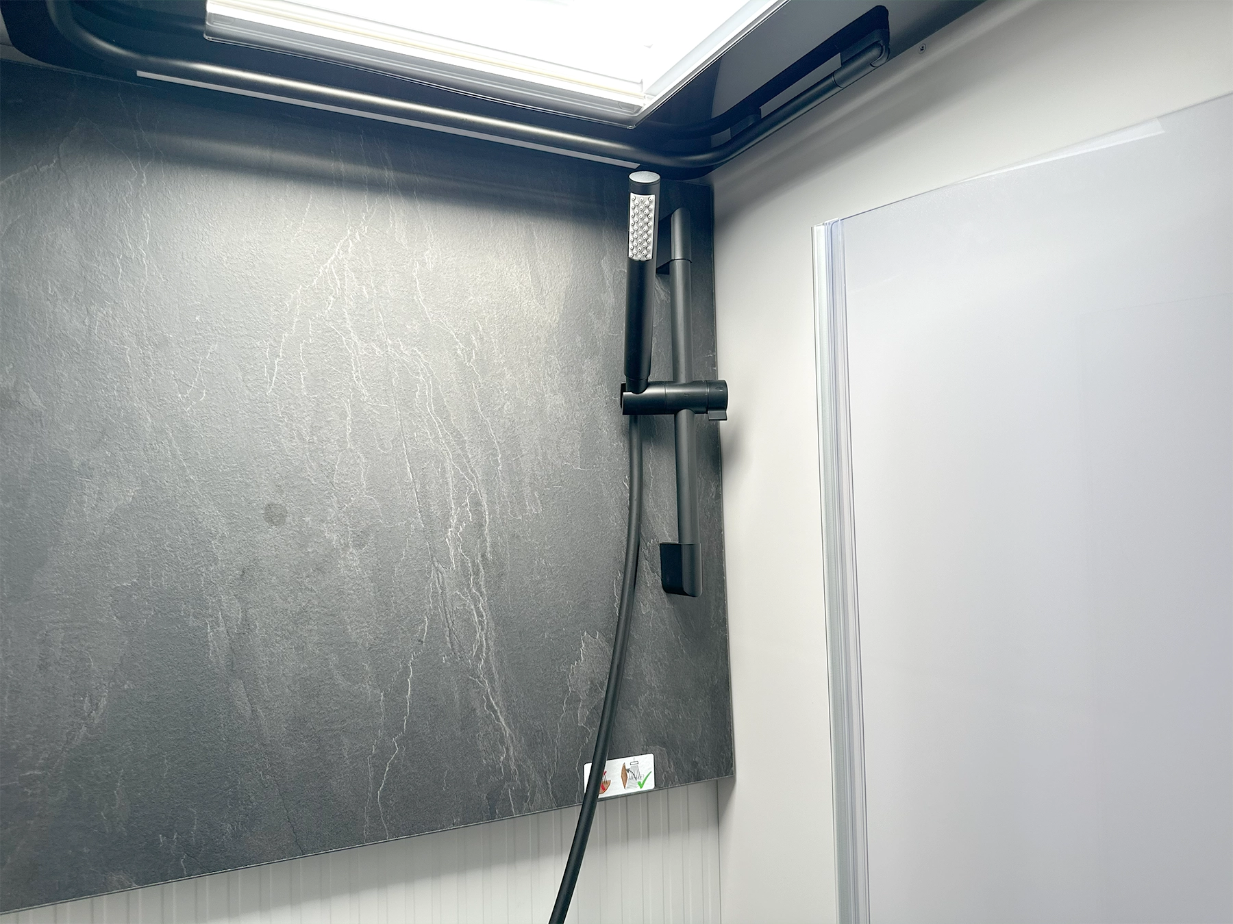 Hymer B-MC T 680 Shower