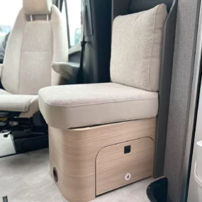 Hymer B-MC T 680 Side Seat