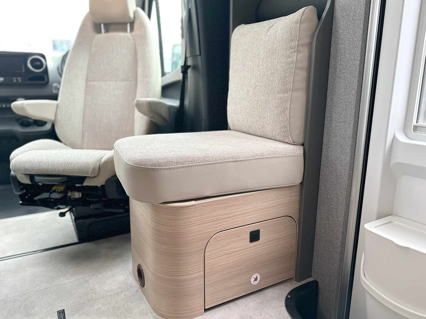 Hymer B-MC T 680 Side Seat