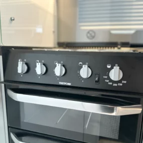 Hymer B-MC T 680 Thetford Oven Controls