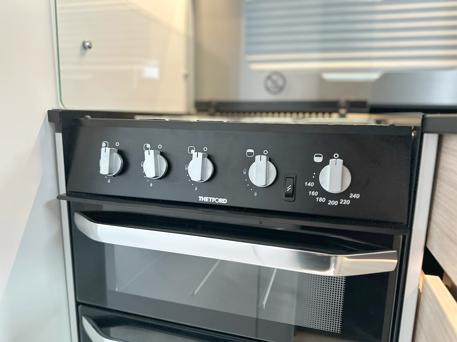 Hymer B-MC T 680 Thetford Oven Controls