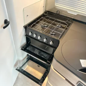 Hymer B-MC T 680 Thetford Oven & Hob