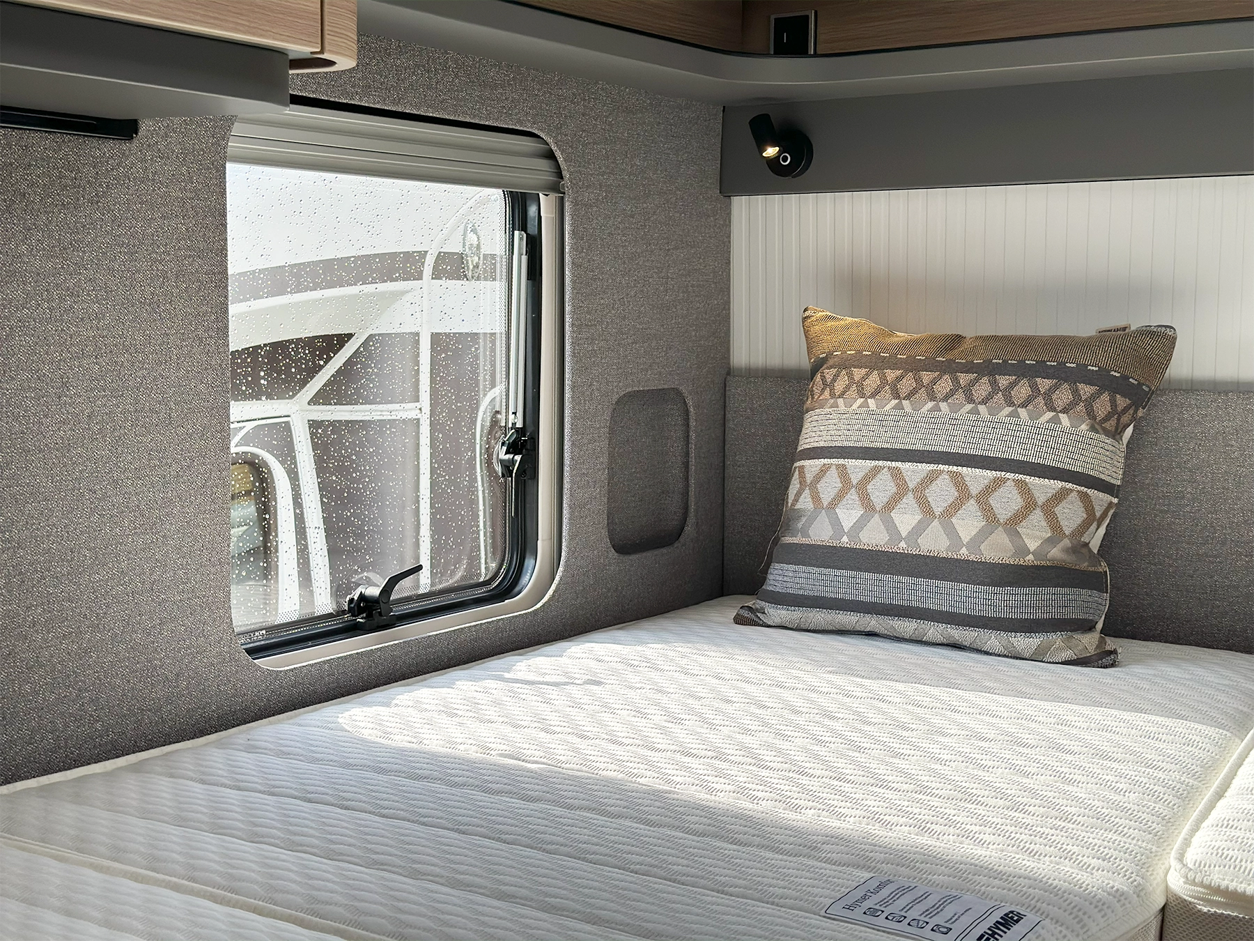 Hymer B-MC T 680 Twin Single Bed Window