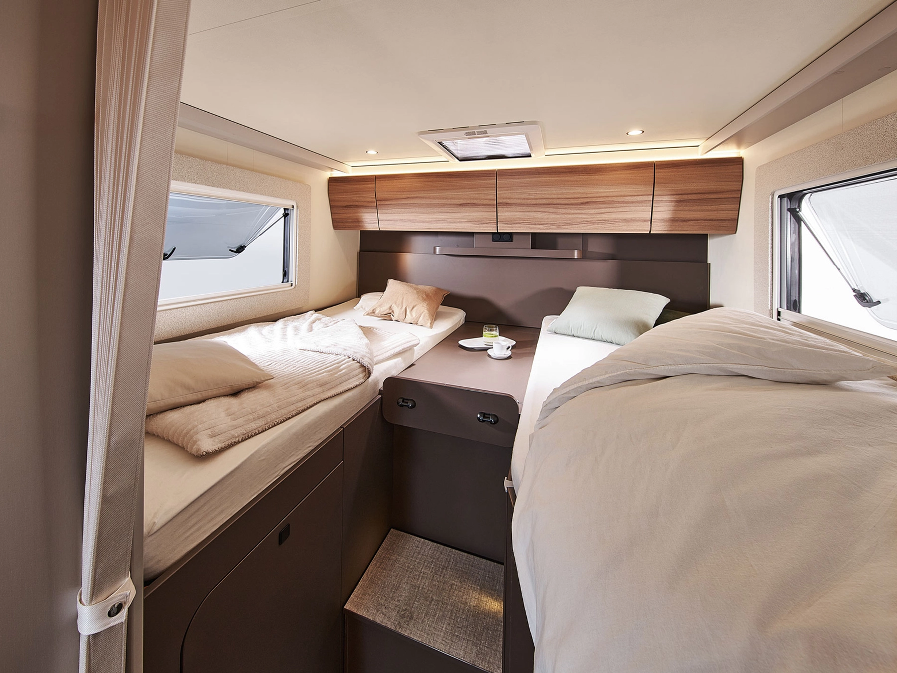 Burstner B66 TD 690 Motorhome FO400690 - Bedroom