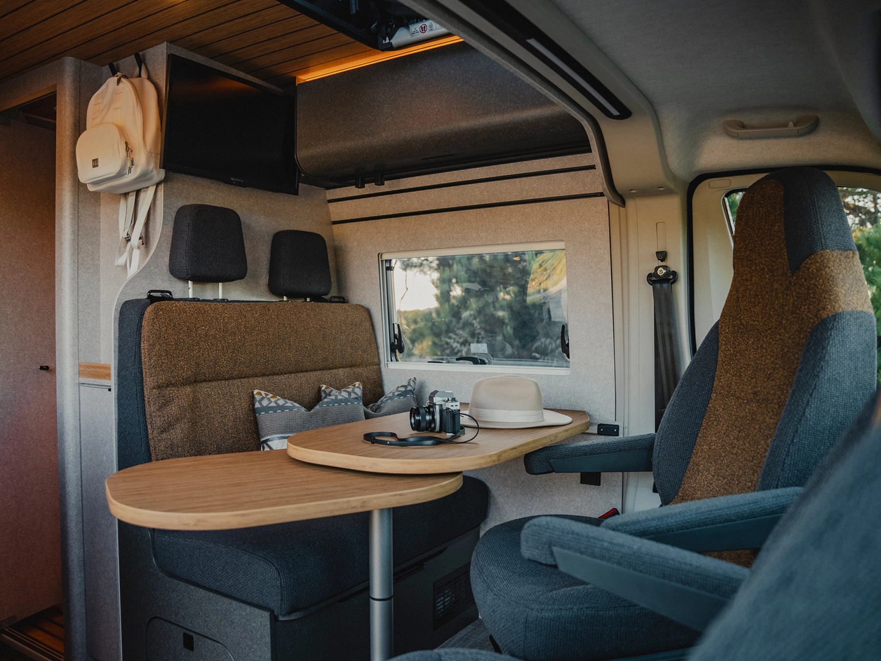 Hymer Redwood Campervan Core - Lounge Explorer