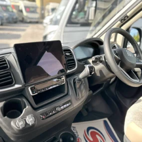 Hymer Yellowstone 640 Steering Wheel & Multimedia System