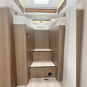 Hymer ML-T 580 Step access to bed