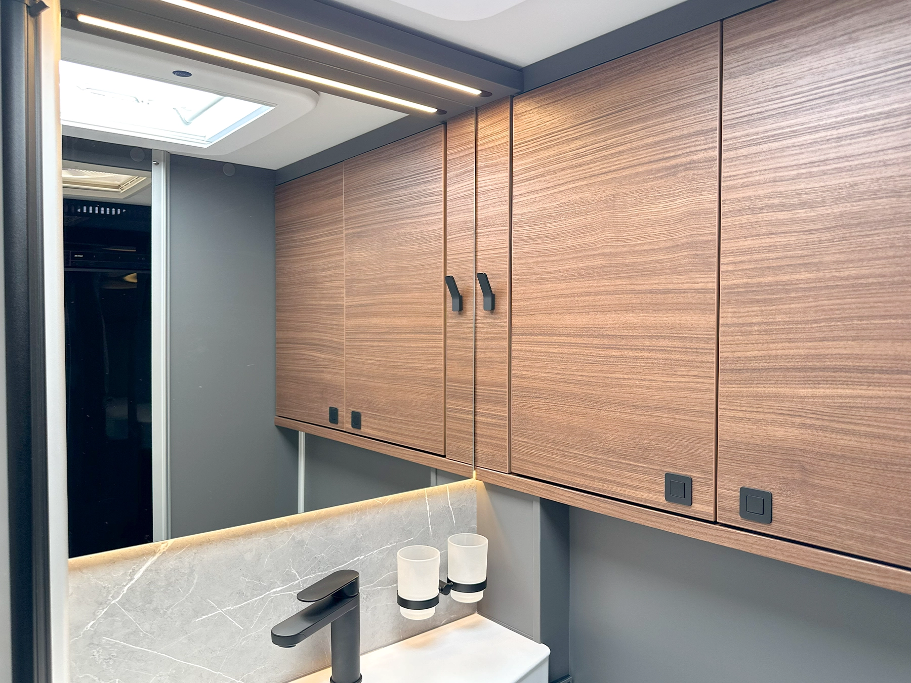 Hymer B-MC T 600 Bathroom Mirror & Cupboards