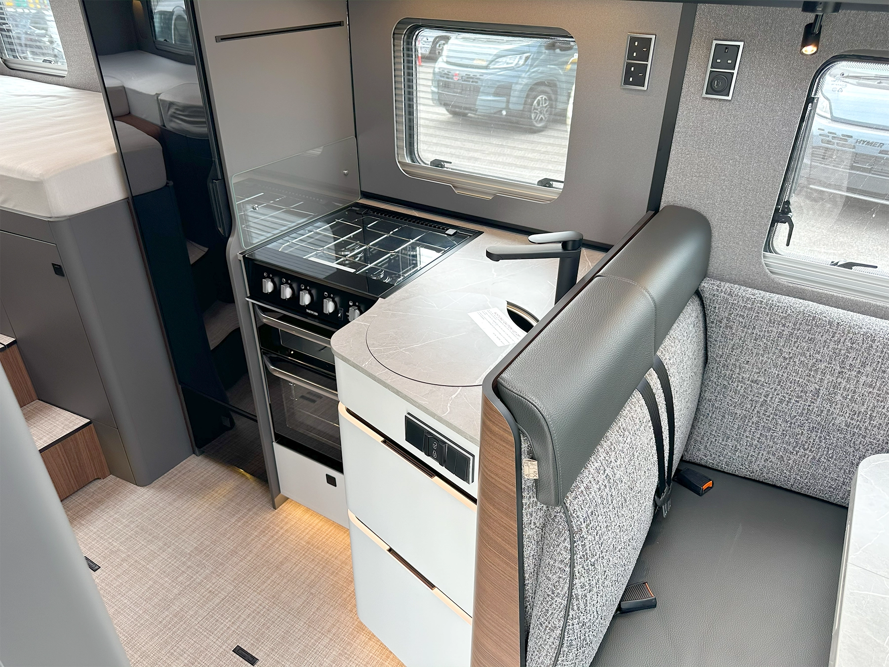 Hymer B-MC T 600 Kitchen Area