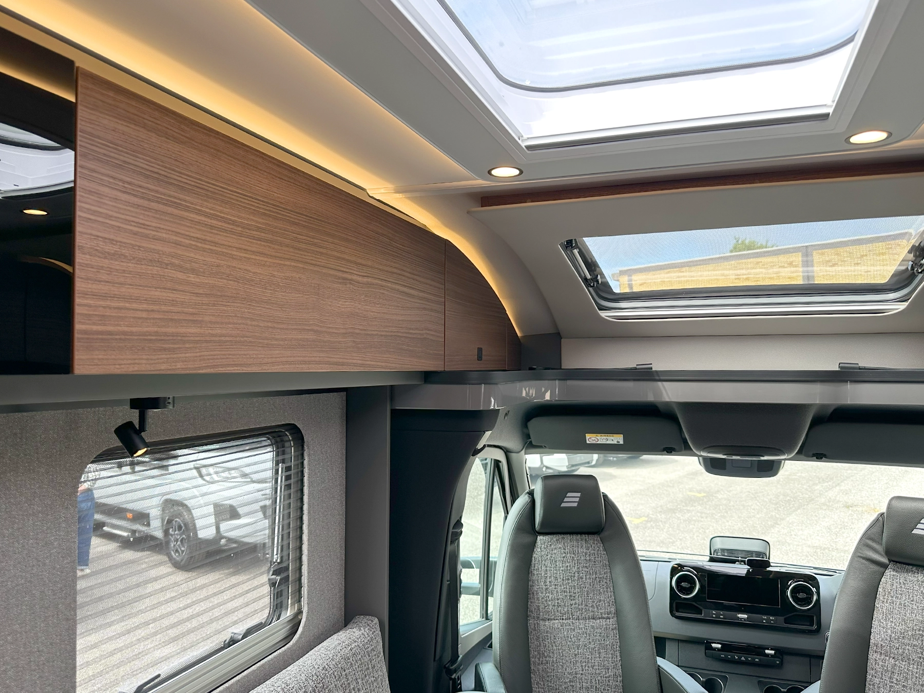 Hymer B-MC T 600 Overhead Cupboards