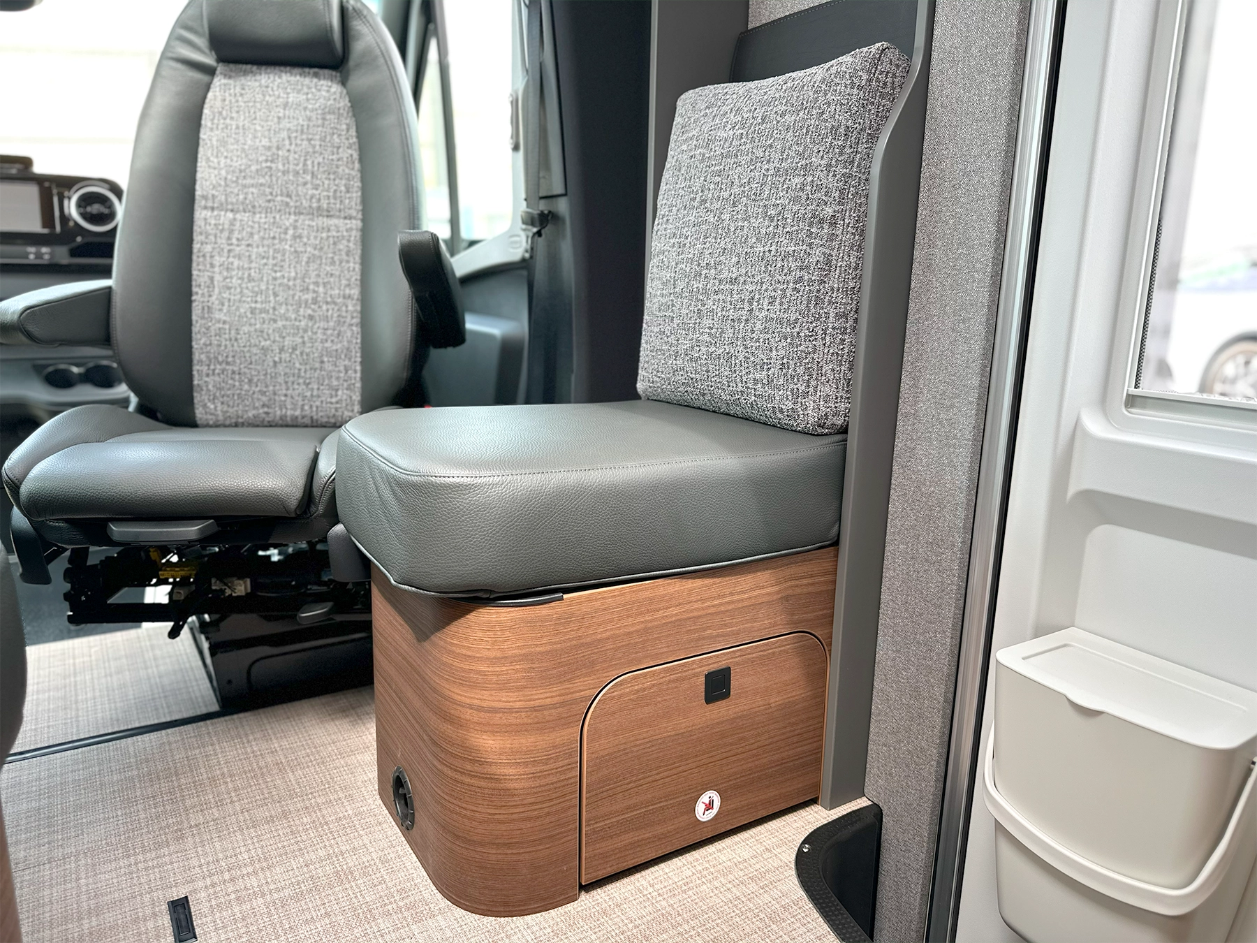 Hymer B-MC T 600 Side Seat