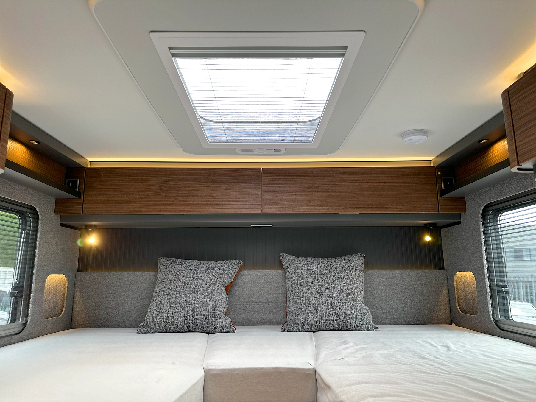 Hymer B-MC T 600 Skylight Over Bed