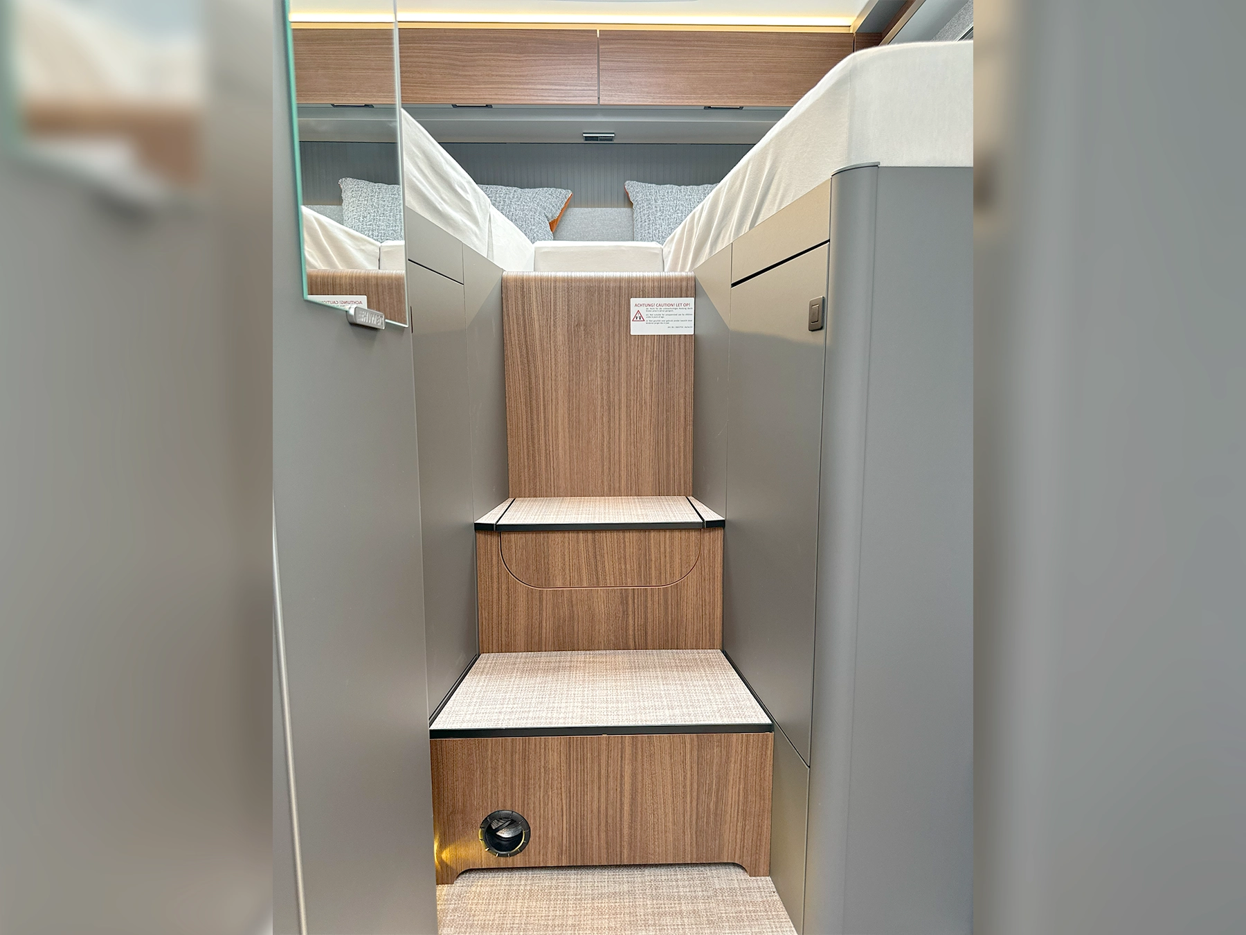Hymer B-MC T 600 Steps To Bed